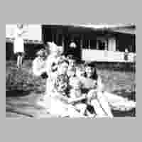 111-3137 Martha Torkler, Ruth Torkler, Ursula Pinsch mit Tochter Lilli, in der Wehlauer Badeanstalt an der Alle.jpg